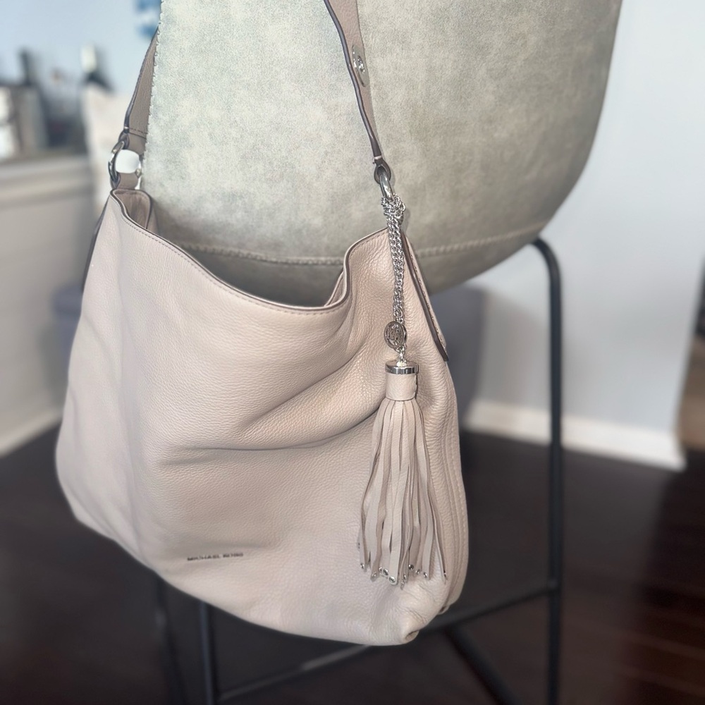 Michael Kors light grey pebbled leather Shoulder Bag with tassel